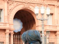 Cabello azul a la casa rosada