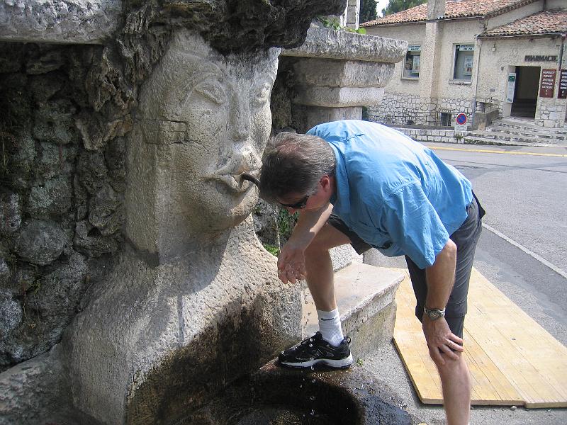 IMG_8119.JPG - Geoff getting refreshed!